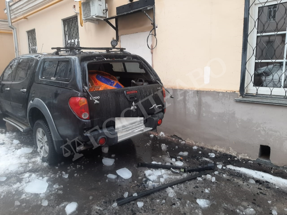 Взыскание ущерба от падения снега на автомобиль – судебная практика