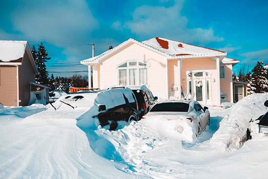 Снег упал на авто, припаркованное на газоне или тротуаре